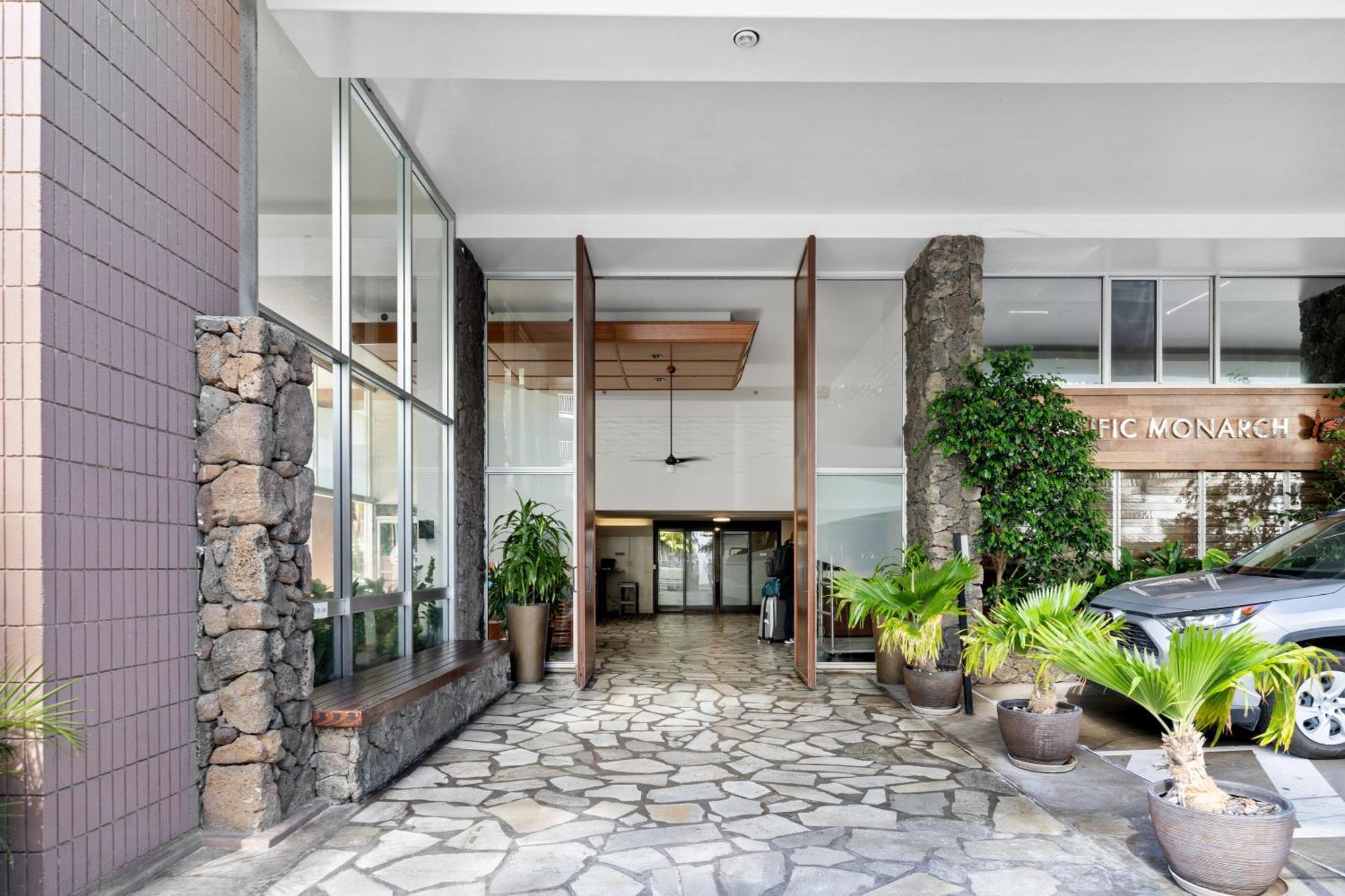 Steps To Waikiki Beach! Newly Renovated With 75" Tv Honolulu Exterior photo